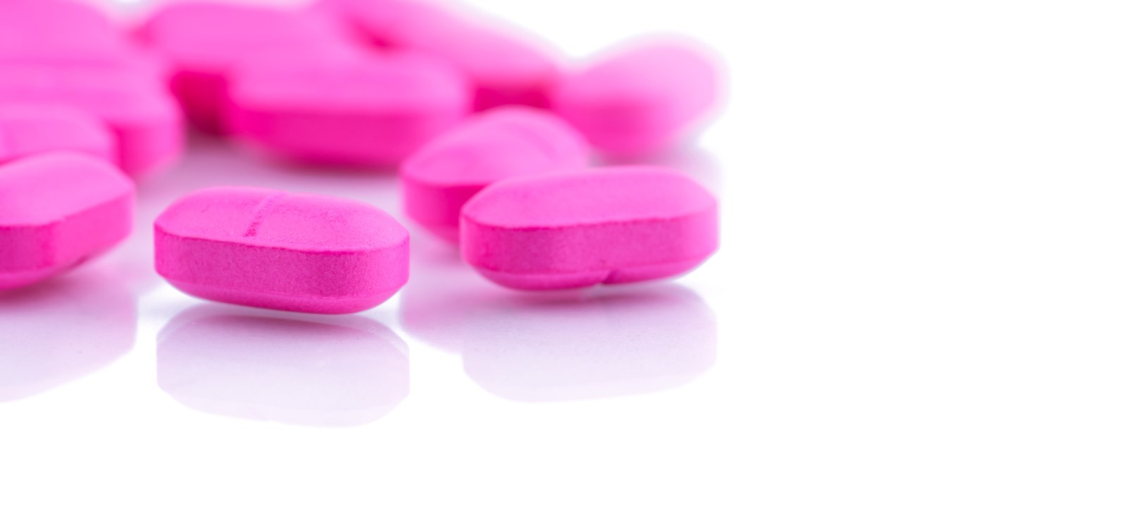 26943744_pile-of-pink-tablets-pill-isolated-on-white-background-norfloxacin-400-mg-for-treatment-cystitis-antibiotics-drug-resistance-pharmaceutical-industry-pharmacy-background-global-healthcare